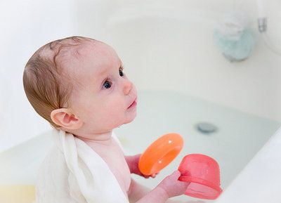 洗澡泡澡嬰兒