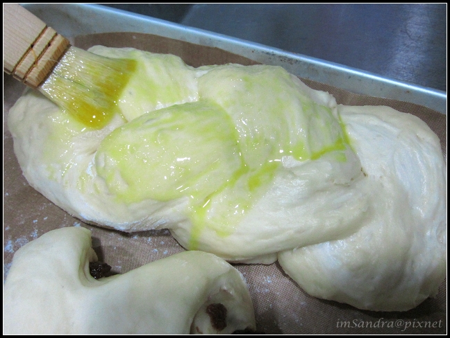 自己做麵包超簡單‧五分鐘軟式麵包(蜂蜜辮子胖&蘭姆葡萄胖)