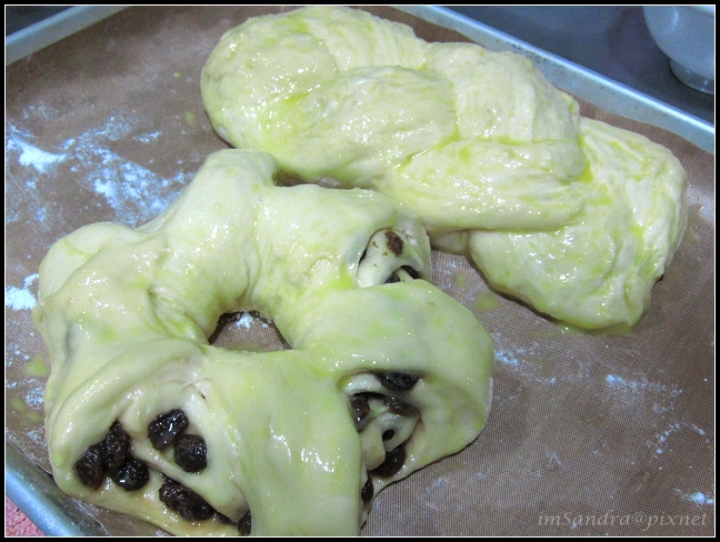 自己做麵包超簡單‧五分鐘軟式麵包(蜂蜜辮子胖&蘭姆葡萄胖)