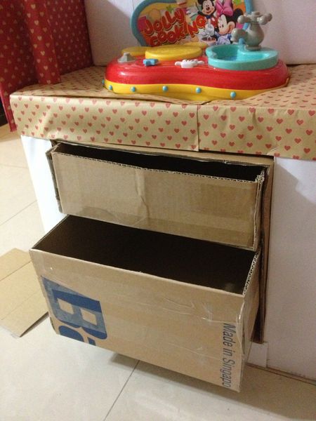 再用纸箱做了两个抽屉~!就可以放其他玩具