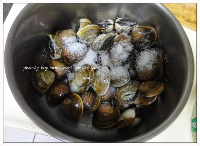 【料理必學！】超實用分享！如何讓蛤蜊吐沙的兩種方法！！
