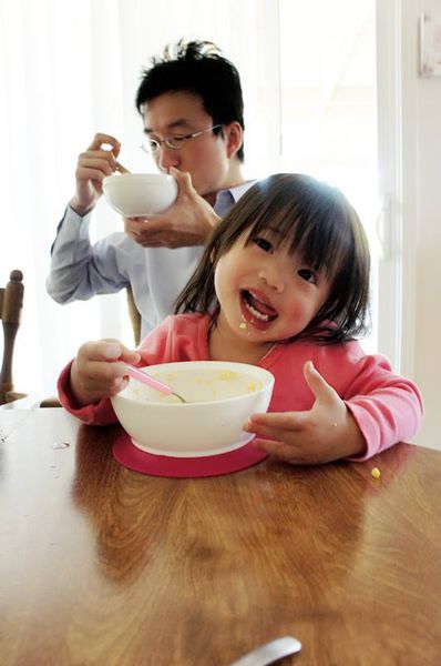 父母解惑大學問！如何讓一歲寶寶自己吃飯？