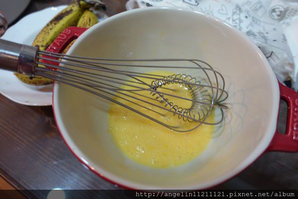 只要攪拌五分鐘：香蕉葡萄磅蛋糕
