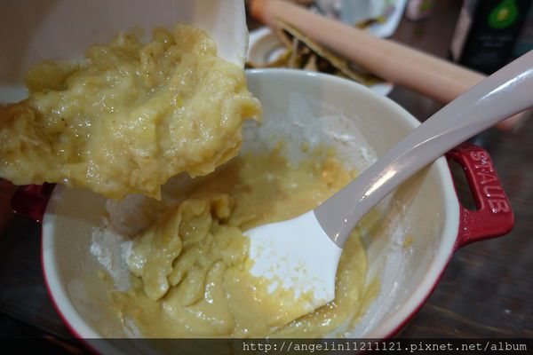 只要攪拌五分鐘：香蕉葡萄磅蛋糕