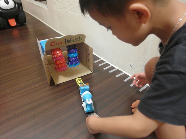 【DIY玩具】小紙箱變身洗車廠