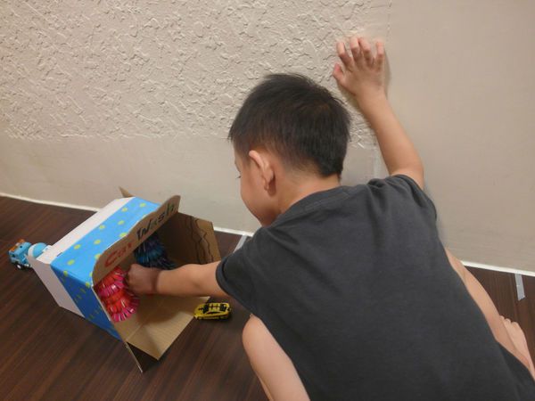 【DIY玩具】小紙箱變身洗車廠