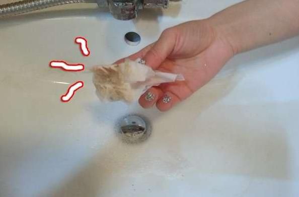 洗手台黃垢out，浴室裡意想不到的清潔劑？