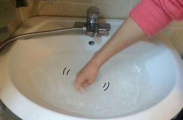 洗手台黃垢out，浴室裡意想不到的清潔劑？