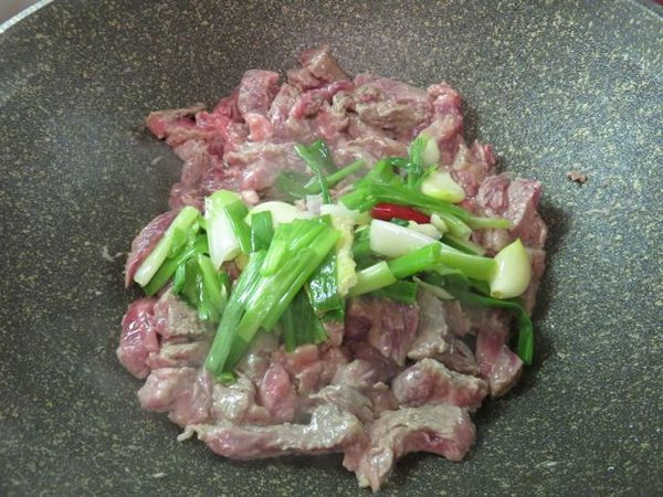【食譜】超級下飯又營養！蔥爆牛肉好簡單