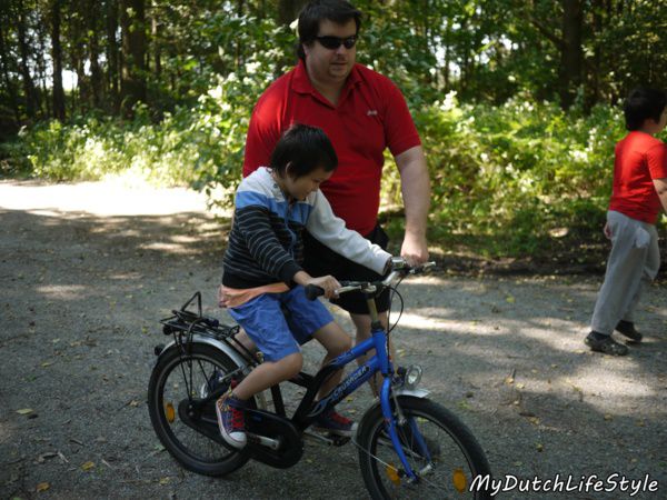 寶貝學騎單車怕跌倒，媽媽鼓勵不能少