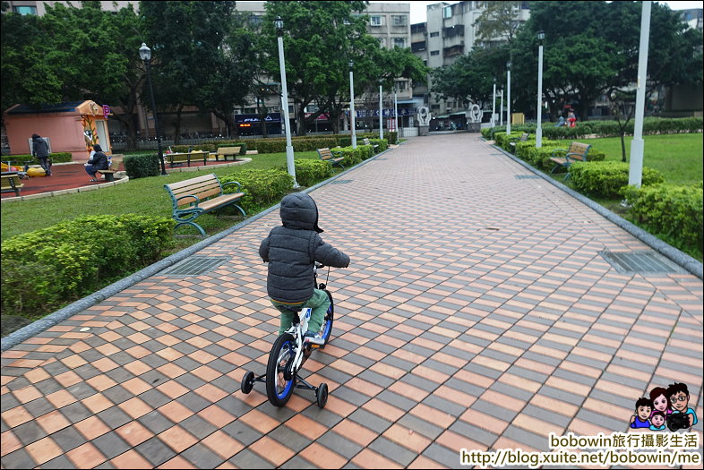 帶小孩騎腳踏車，逛免費3D侏儸紀恐龍公園