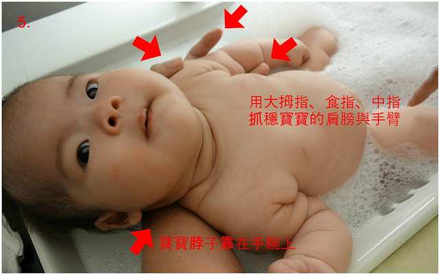 太神奇！洗臉台也能充當寶寶澡盆