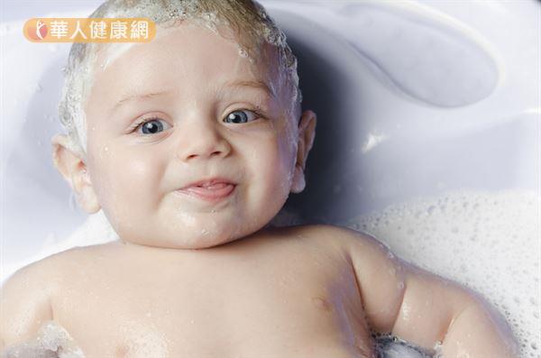 嬰兒洗澡有訣竅,盆浴勿超過15分鐘