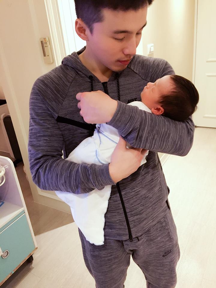 新手爸阿緯寵妻兼曬女,豁然明白「無條件的愛」