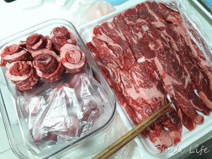 不想苦苦等待？冷凍前先把肉片捲成花！