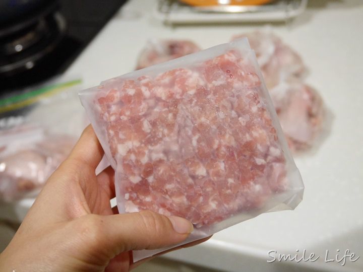 不想苦苦等待？冷凍前先把肉片捲成花！