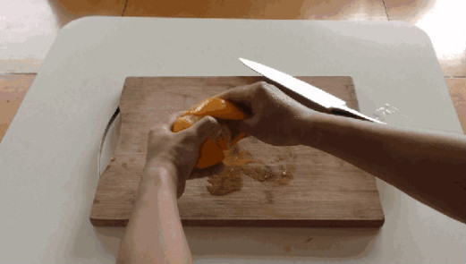 必備廚房小技巧，一窺媽媽剝橘子不沾手的秘密!
