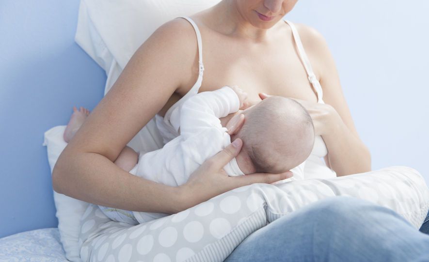 乳房硬得像鉛球！四招塞奶按摩解除乳腺硬塊危機