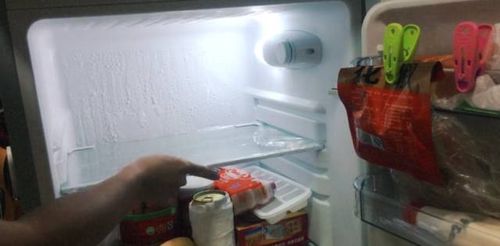 【生活竅門】冰箱裡放一塊它，一年都不用清潔，電費也能省不少！