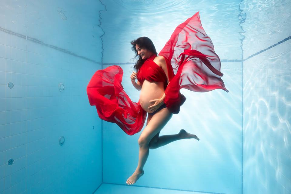 水中孕照美呆!Janet樂曬妊娠紋:我的榮譽徽章