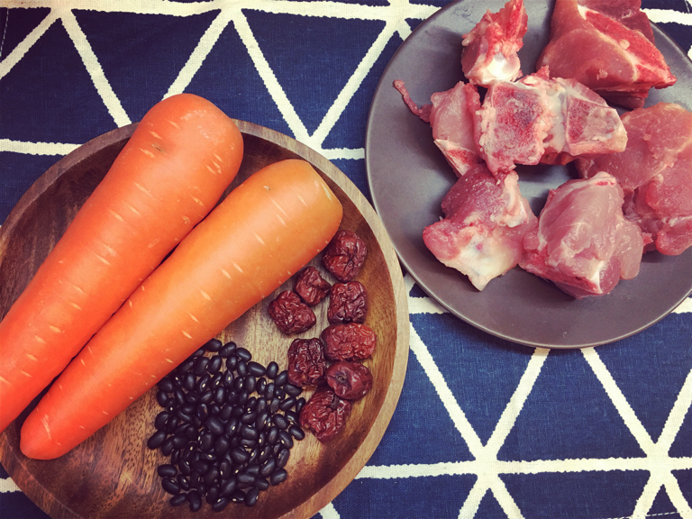 不含中藥的安胎湯：黑豆紅棗紅蘿蔔煲豬尾骨