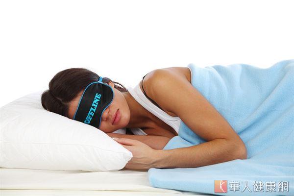 3C床頭充電擾睡眠 美容覺反胖又醜