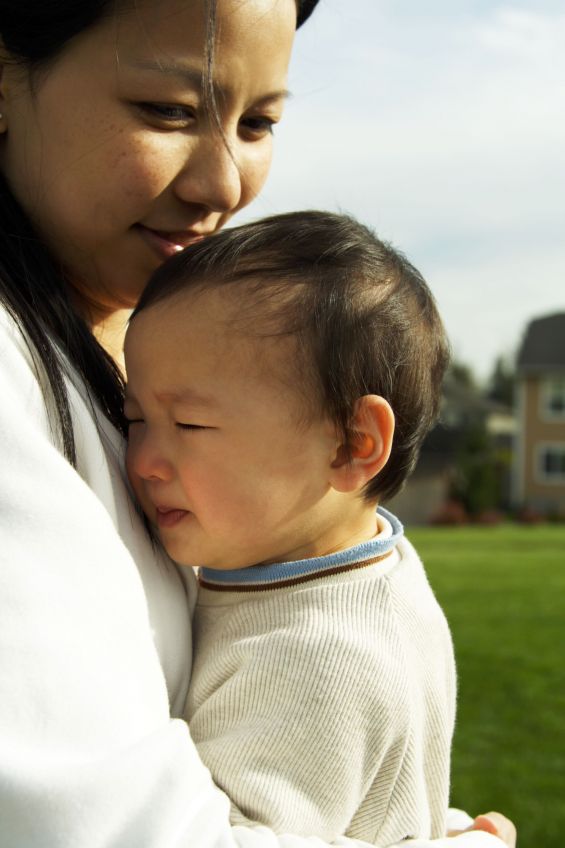 孩子哭就抱？別剝奪親子間的親密互動