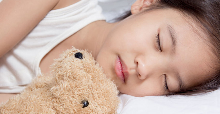 幼童該幾點上床睡覺？睡眠不足阻大腦發展