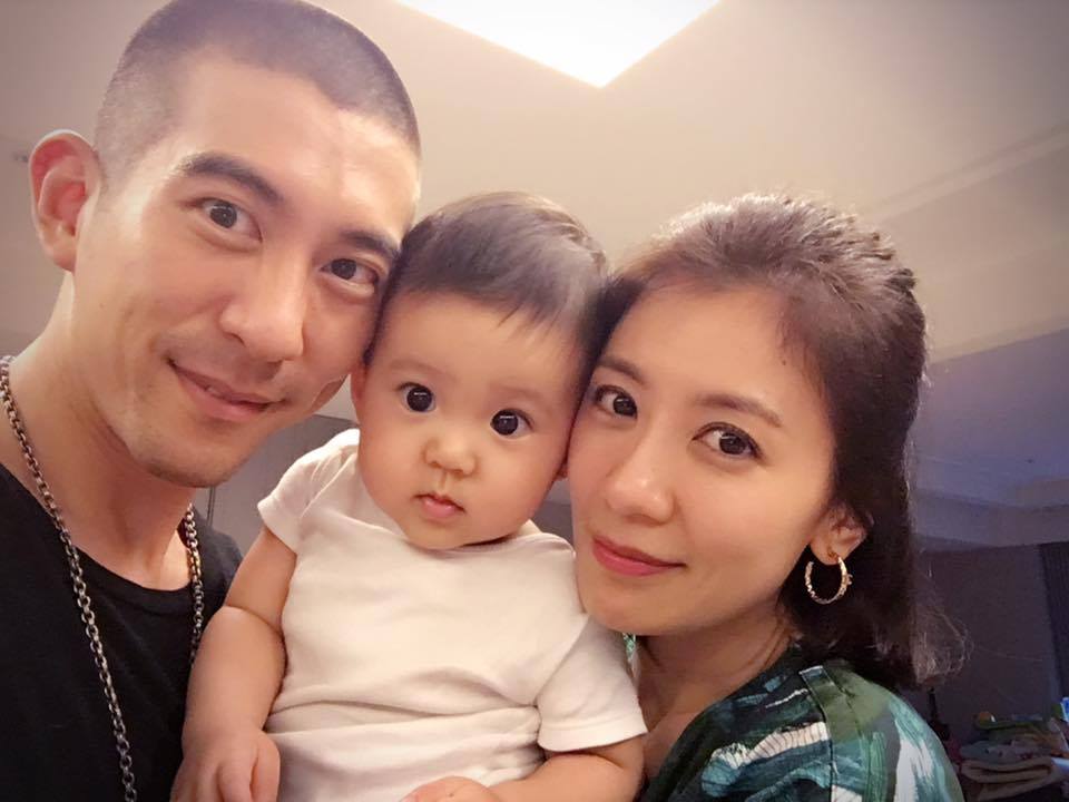 42歲的賈靜雯與小9歲的修杰楷兩人大談姊弟戀後,去年兩人結婚後幸福甜蜜,擁有兩人愛的結晶可愛的女兒「咘咘」,女兒遺傳爸媽兩人的優良基因,超萌迷人的大眼電暈不少粉絲。