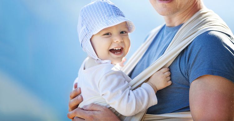 祖先就發明揹巾了！揹嬰兒在身上好處全家人都受益