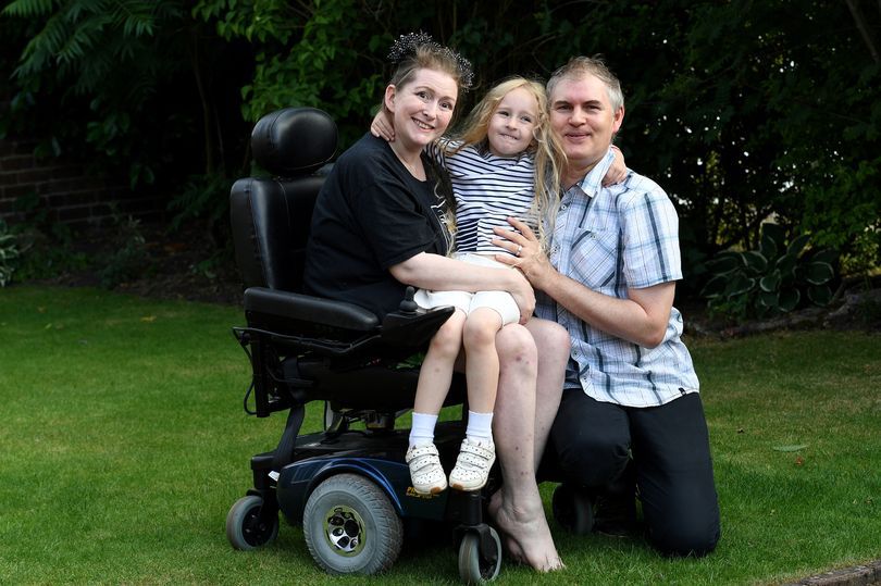 挺六月孕肚大享性高潮,英女頭痛如雷擊半身癱瘓