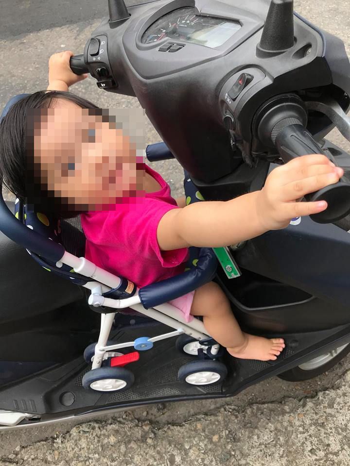 機車載小孩背巾、踏板全不行,媽媽出門好困難!