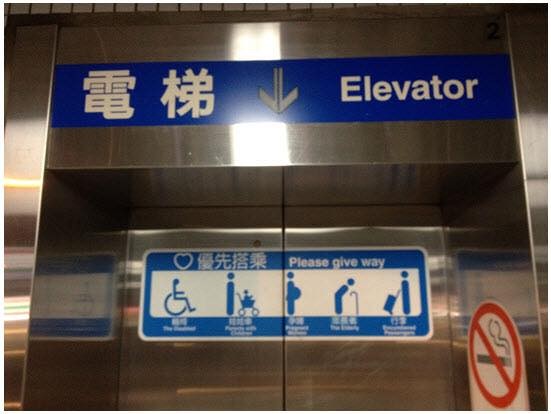 排20分搭不上電梯,推嬰兒車上手扶梯母被酸不顧孩子