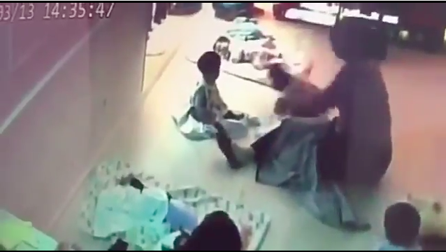 無良托嬰中心老師！孩子不睡覺竟巴頭舉起狠摔