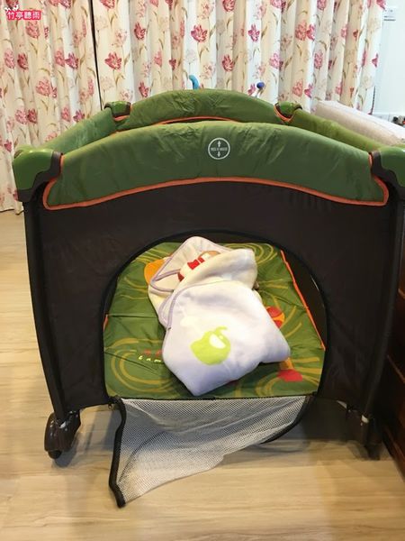 單層遊戲床變身雙層嬰兒床，用紙箱DIY上層與遮陽板