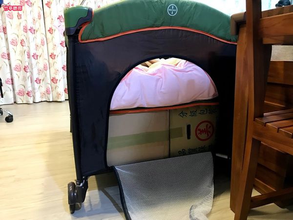 單層遊戲床變身雙層嬰兒床，用紙箱DIY上層與遮陽板
