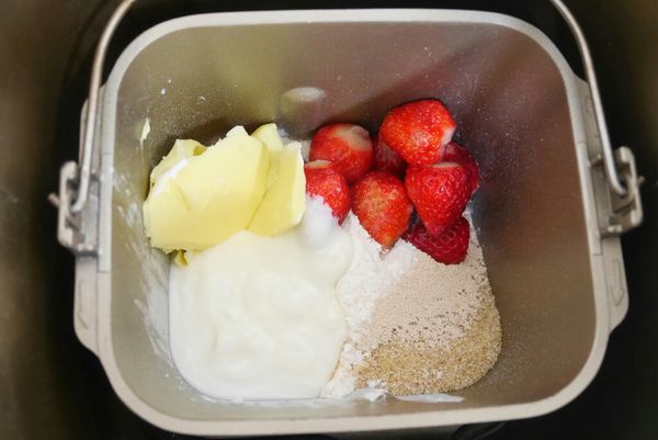 【食譜】超柔軟草莓優格海蒂白麵包，兩歲寶寶也可以吃！