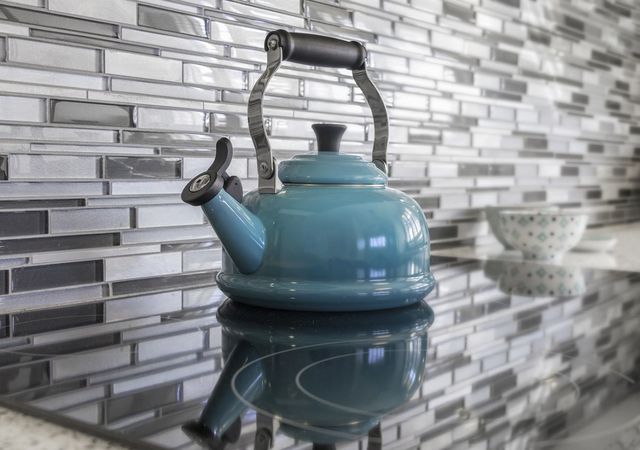 【食安迷思】自來水煮開水，不掀蓋、不開抽油煙機，可能會致癌？