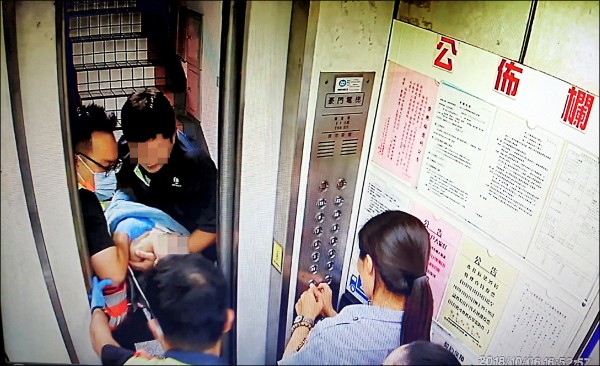 六歲男童浴室洗澡沒聲音,父查看驚見「面朝下」溺斃