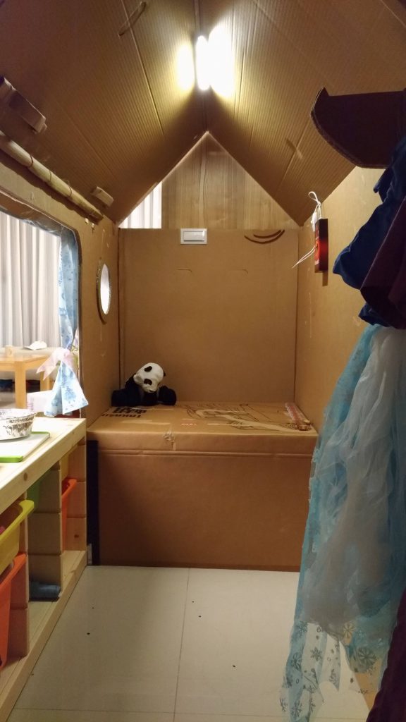 女兒,上輩子的情人,紙箱屋,壁紙,玩具,廚房