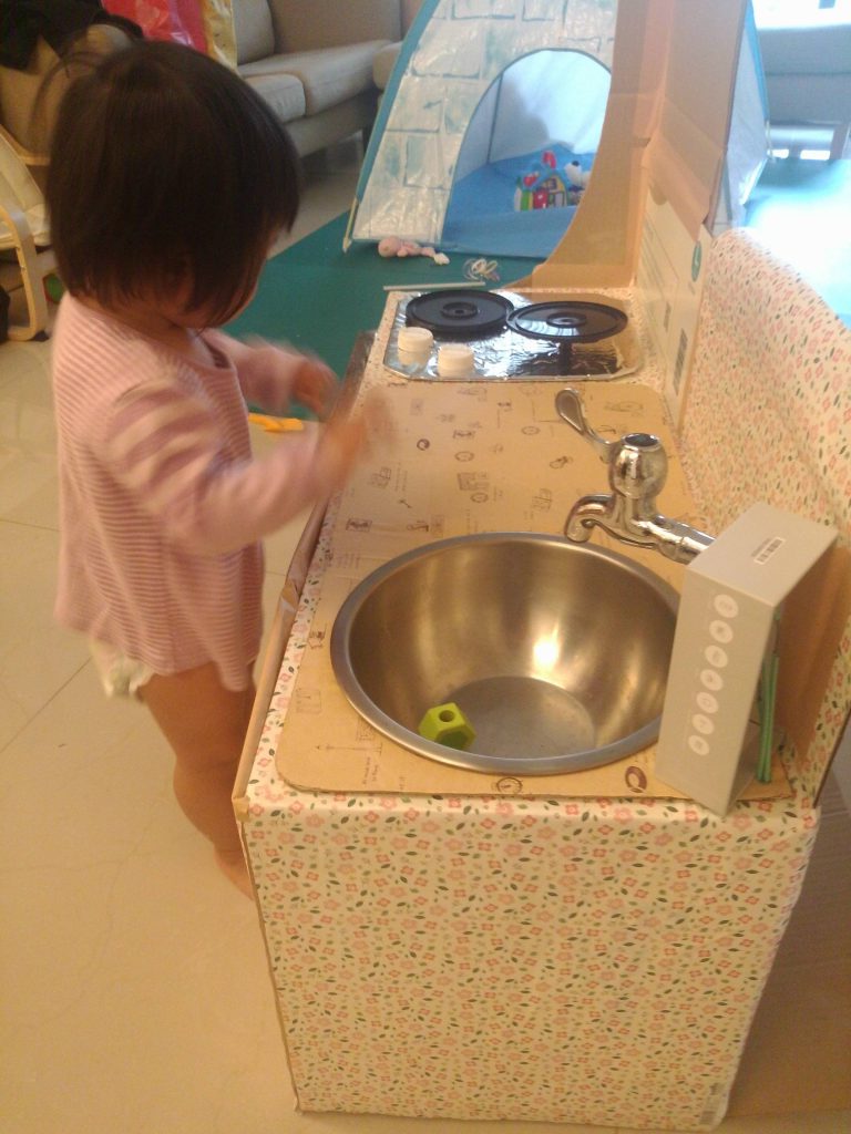 女兒,上輩子的情人,紙箱屋,壁紙,玩具,廚房
