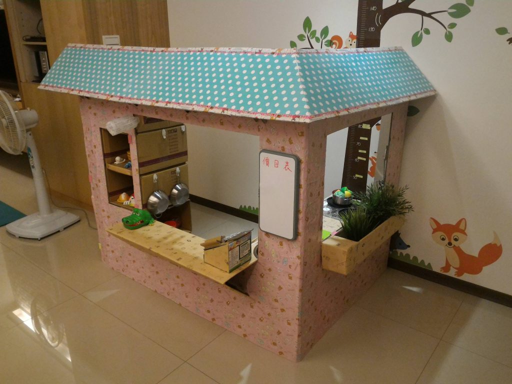 女兒,上輩子的情人,紙箱屋,壁紙,玩具,廚房