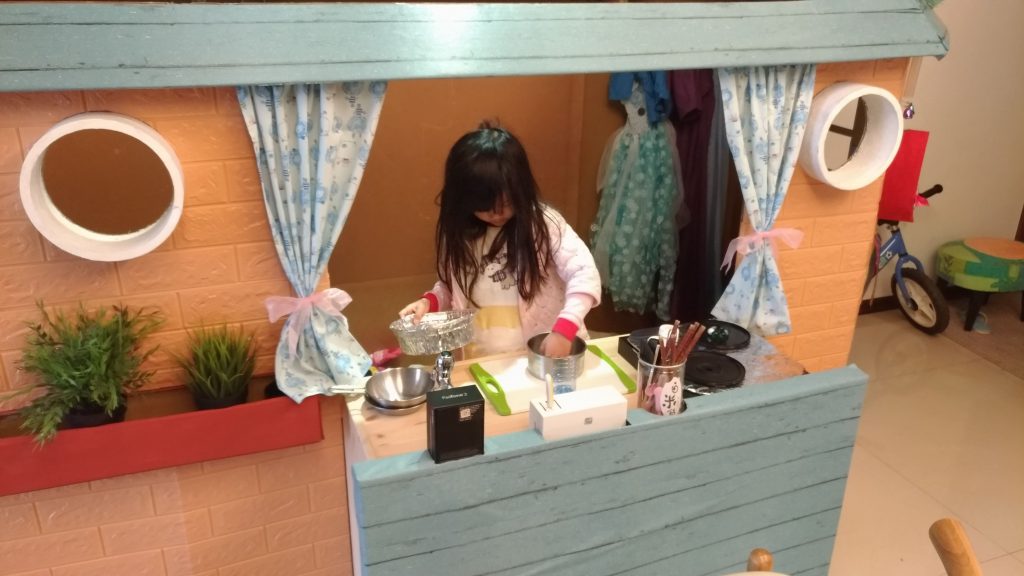 女兒,上輩子的情人,紙箱屋,壁紙,玩具,廚房