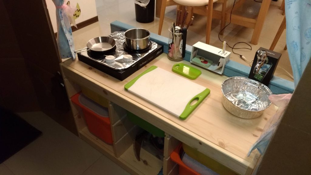 女兒,上輩子的情人,紙箱屋,壁紙,玩具,廚房
