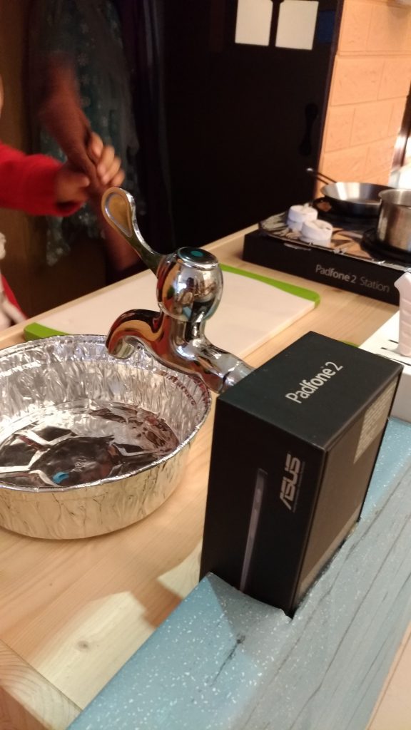 女兒,上輩子的情人,紙箱屋,壁紙,玩具,廚房
