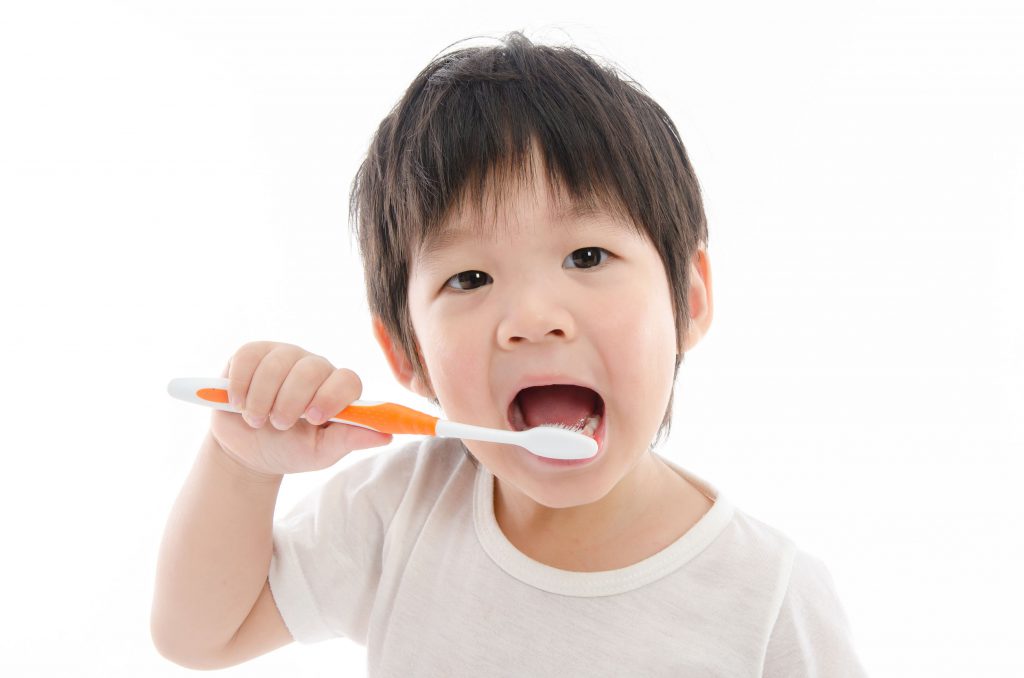 睡前飲奶唔擦牙，4歲童拔18顆牙！醫生：唔好畀細路含奶樽瞓覺