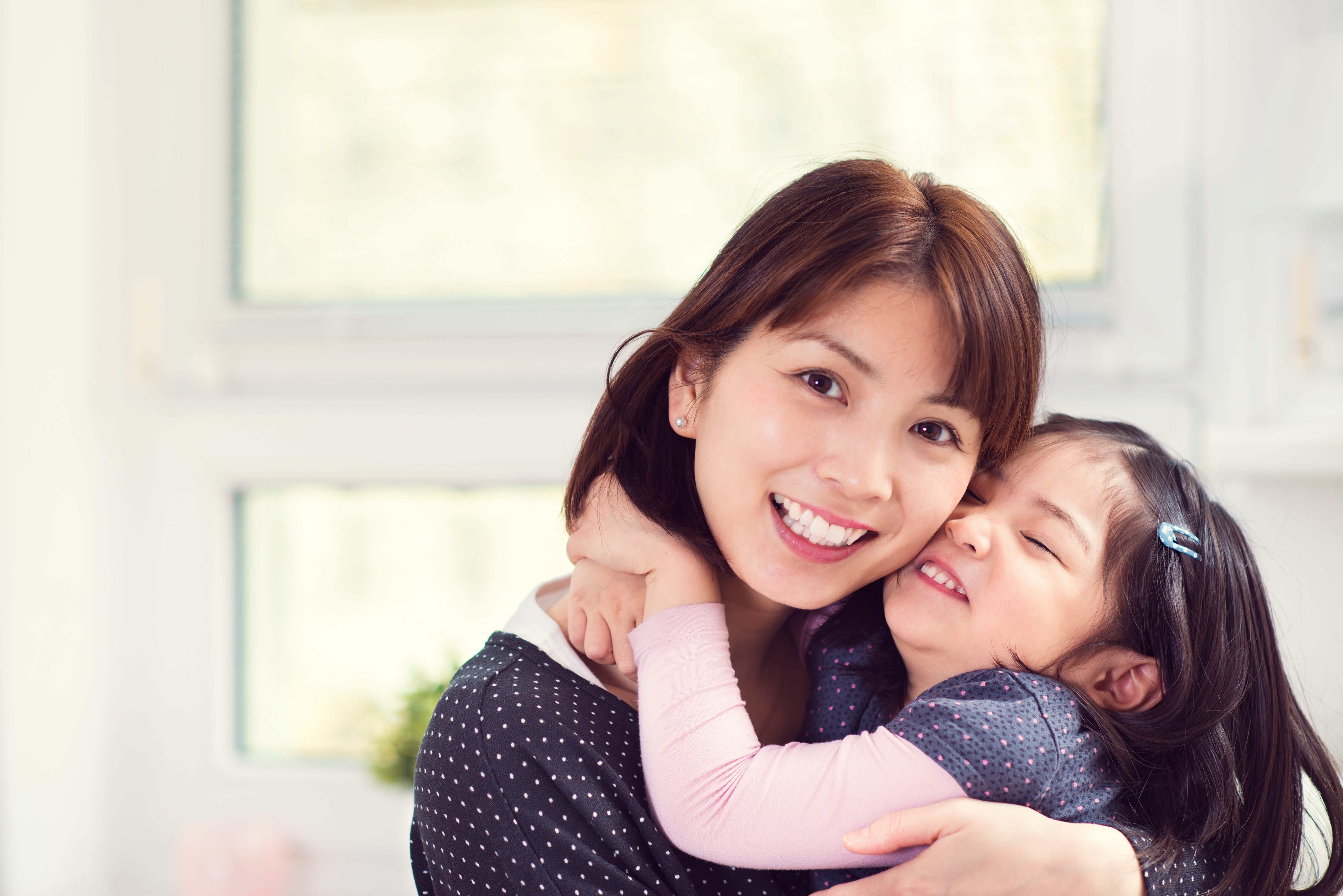 Японская мать и дочка. Ребенок Азиат обнимает маму. Японка мамочка с дочками. Мама и ребенок Япония.