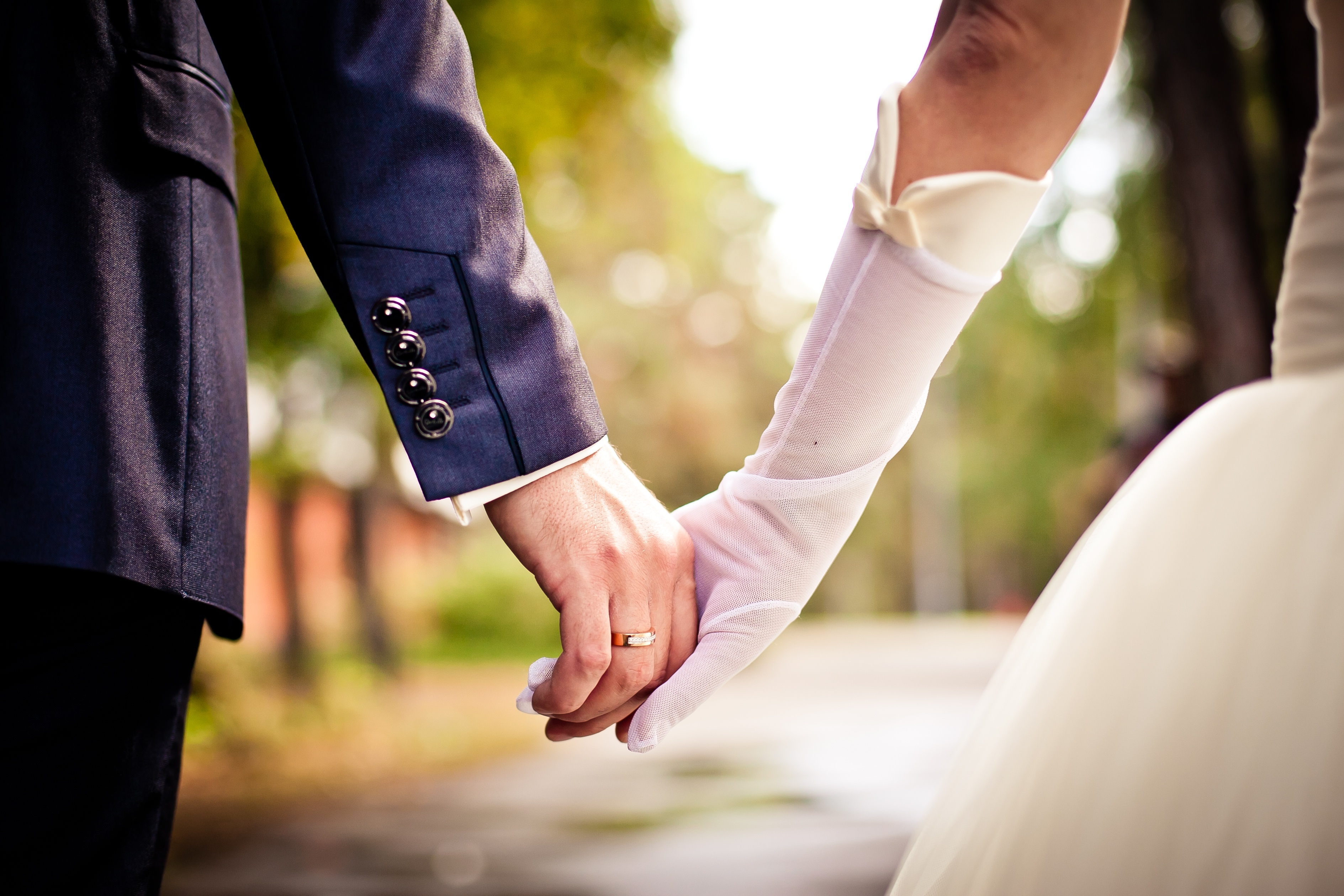 К чему снится выйти замуж за парня. Свадьба. Жених и невеста. Молодожены держатся за руки. Невеста на руках у жениха.