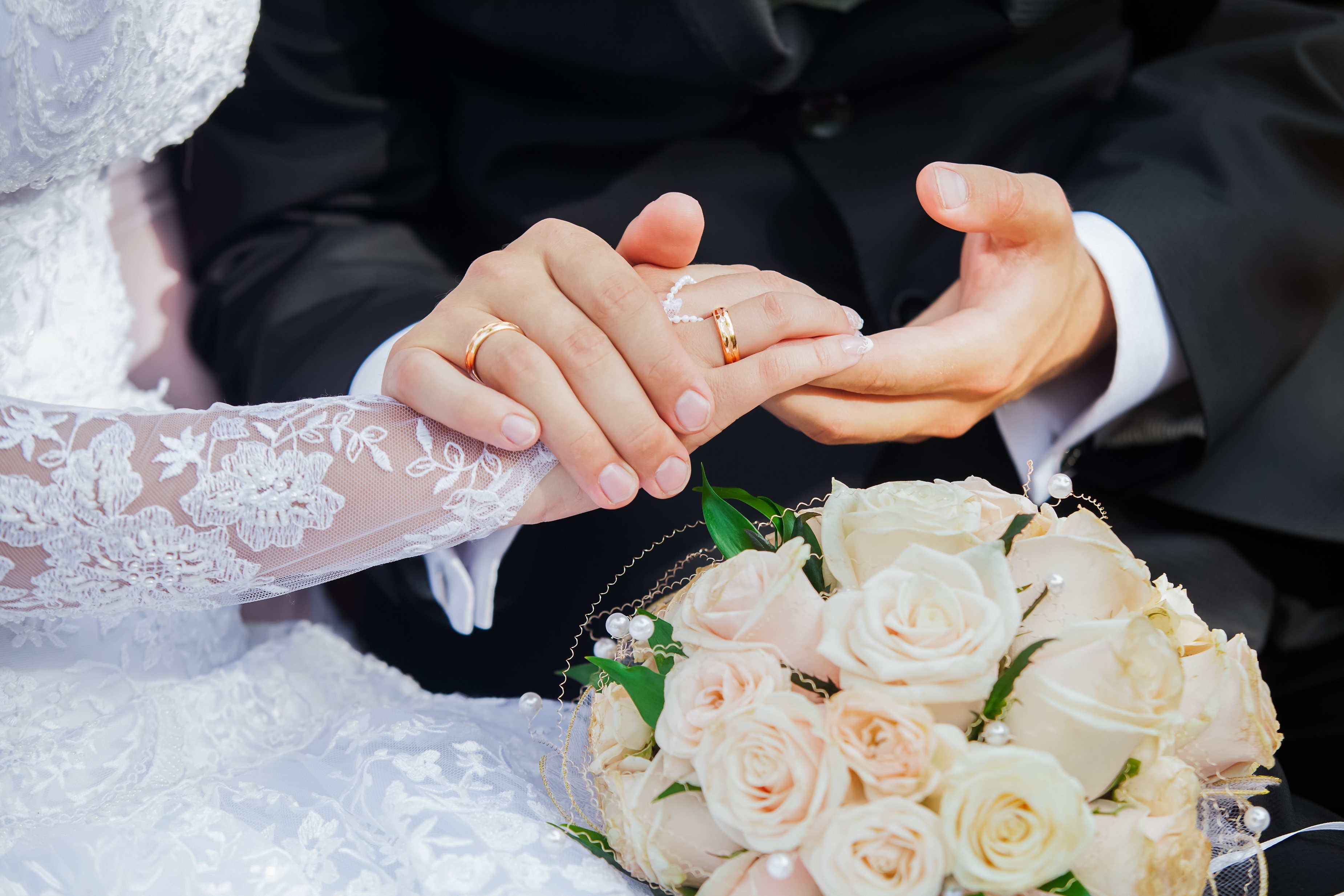 Нежелание выходить замуж. Никох узук. Никох узук расм. Кольца жениха и невесты. Невеста на руках у жениха.