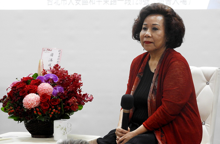黃越綏,喪偶,第二人生,人生苦難,扶持弱勢,國民阿嬤,生前告別式,婦運作家